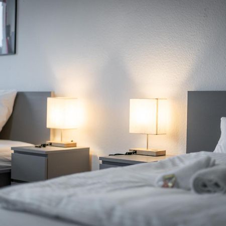 Einfach Aber Sehr Komfortabel - Wohnung Fuer 6 Personen - 2Xwc - Grupen, Messe, Monteure, Studenten - Voll Ausgestattet - 6 Betten 140X200Cm Hochwertig, 3 Smart-Tv 55 Zoll Netflix, 1000 Mbit Wlan, Voll Ausgestattete Kueche Duisburgo Exterior foto