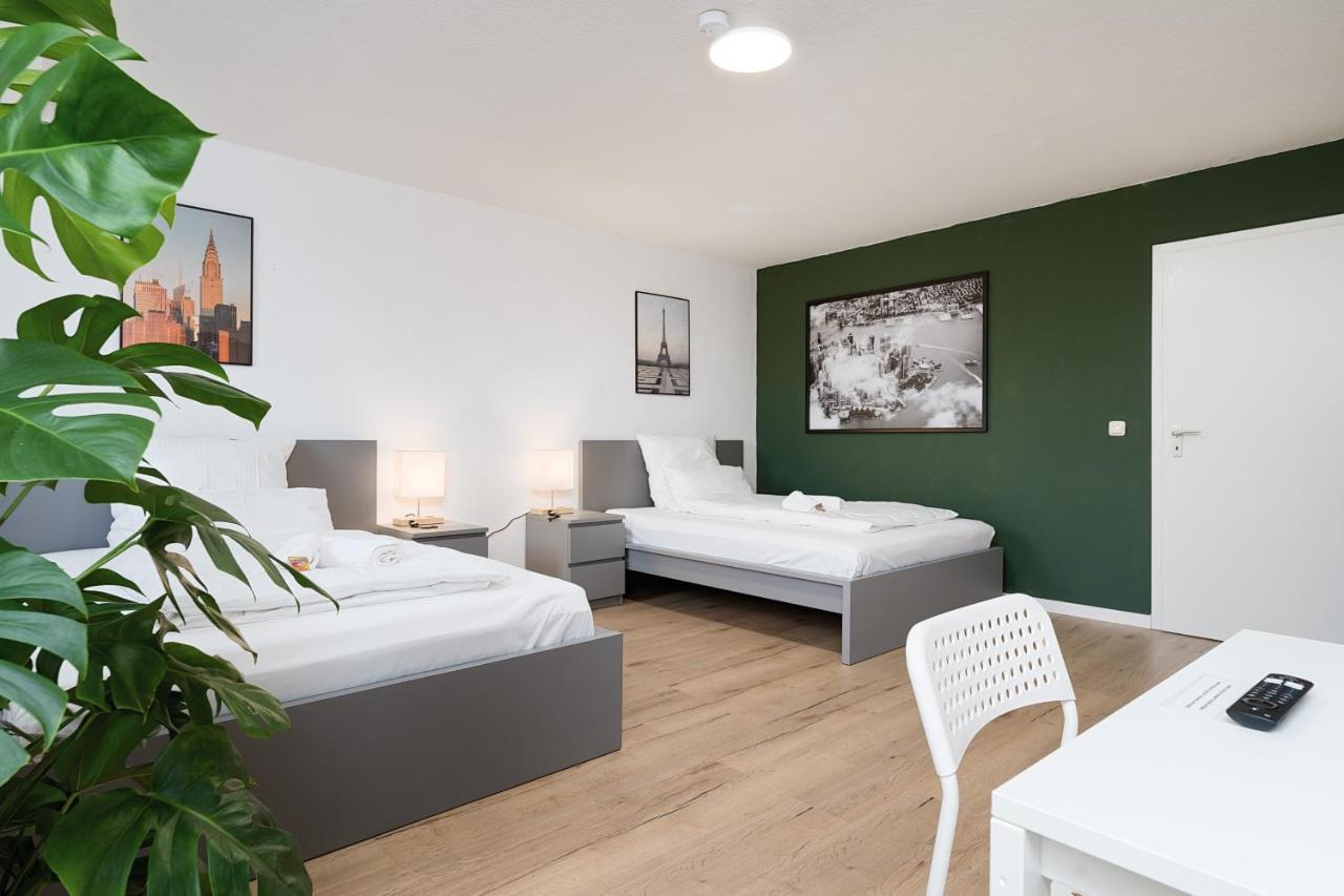 Einfach Aber Sehr Komfortabel - Wohnung Fuer 6 Personen - 2Xwc - Grupen, Messe, Monteure, Studenten - Voll Ausgestattet - 6 Betten 140X200Cm Hochwertig, 3 Smart-Tv 55 Zoll Netflix, 1000 Mbit Wlan, Voll Ausgestattete Kueche Duisburgo Exterior foto