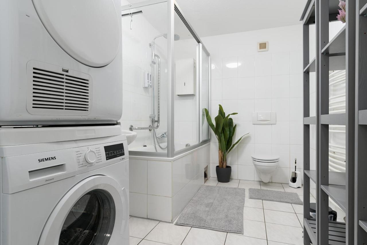 Einfach Aber Sehr Komfortabel - Wohnung Fuer 6 Personen - 2Xwc - Grupen, Messe, Monteure, Studenten - Voll Ausgestattet - 6 Betten 140X200Cm Hochwertig, 3 Smart-Tv 55 Zoll Netflix, 1000 Mbit Wlan, Voll Ausgestattete Kueche Duisburgo Exterior foto