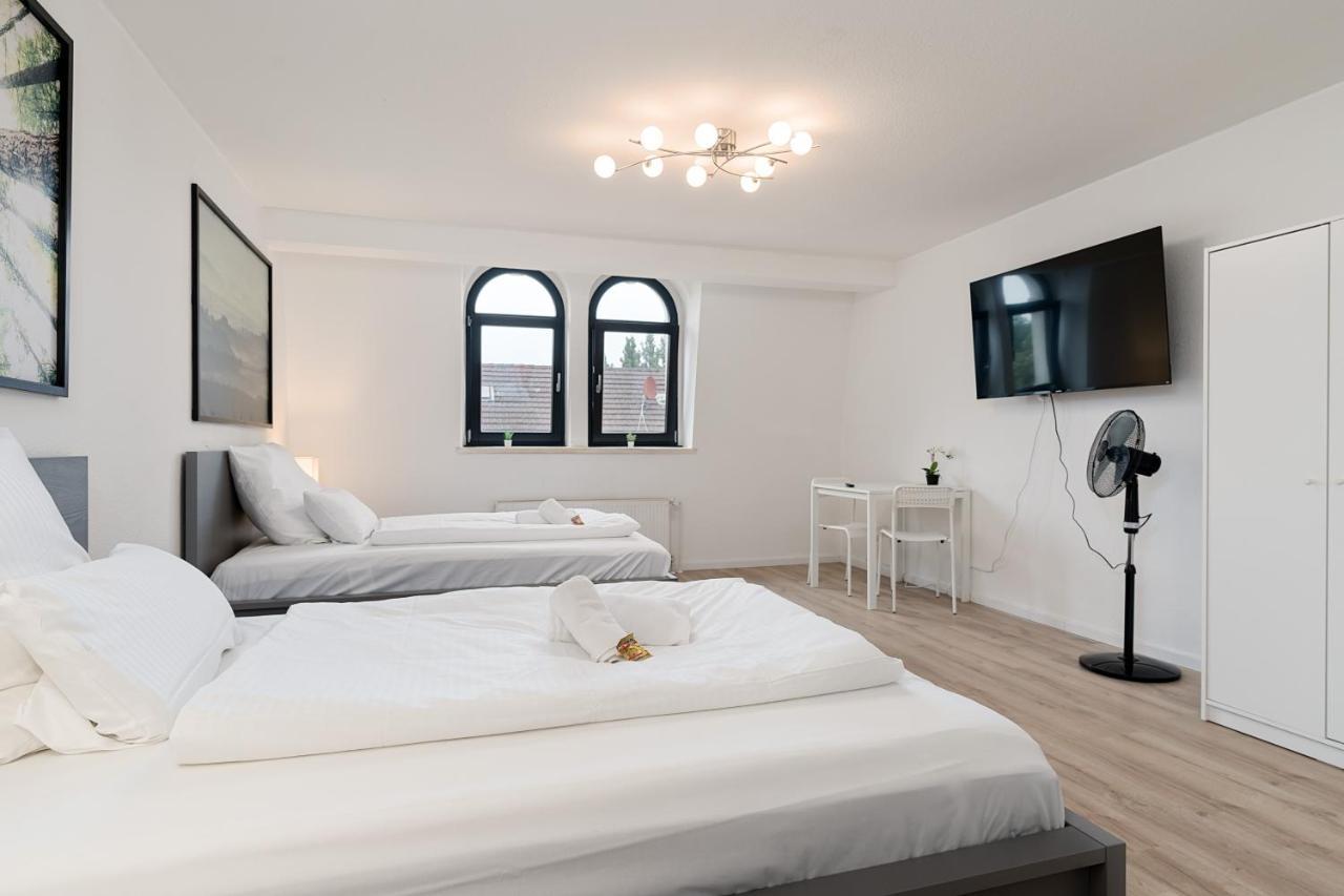 Einfach Aber Sehr Komfortabel - Wohnung Fuer 6 Personen - 2Xwc - Grupen, Messe, Monteure, Studenten - Voll Ausgestattet - 6 Betten 140X200Cm Hochwertig, 3 Smart-Tv 55 Zoll Netflix, 1000 Mbit Wlan, Voll Ausgestattete Kueche Duisburgo Exterior foto