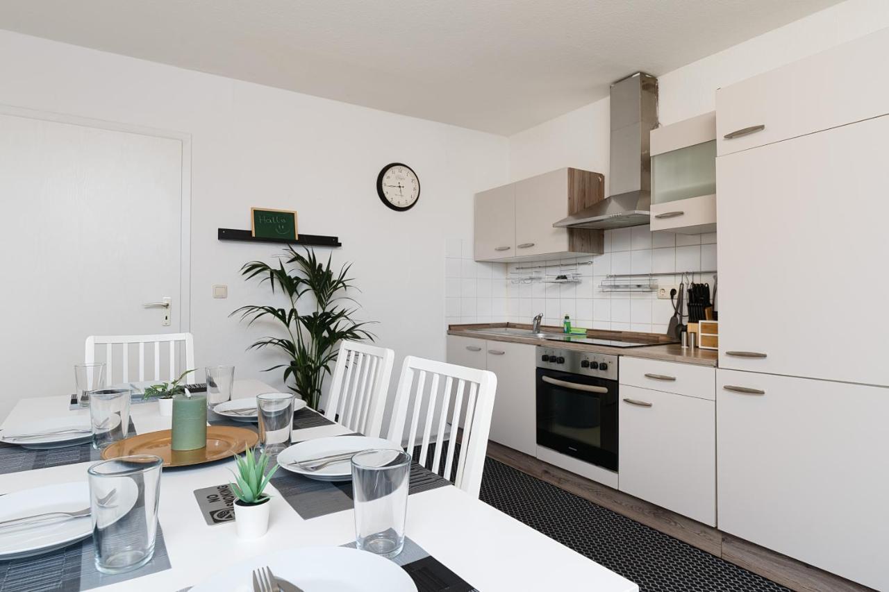 Einfach Aber Sehr Komfortabel - Wohnung Fuer 6 Personen - 2Xwc - Grupen, Messe, Monteure, Studenten - Voll Ausgestattet - 6 Betten 140X200Cm Hochwertig, 3 Smart-Tv 55 Zoll Netflix, 1000 Mbit Wlan, Voll Ausgestattete Kueche Duisburgo Exterior foto