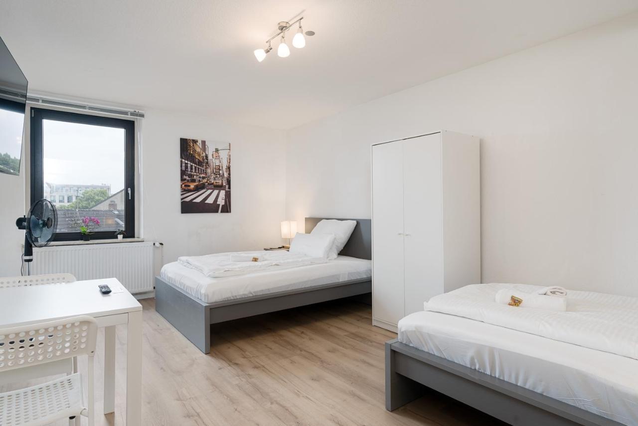 Einfach Aber Sehr Komfortabel - Wohnung Fuer 6 Personen - 2Xwc - Grupen, Messe, Monteure, Studenten - Voll Ausgestattet - 6 Betten 140X200Cm Hochwertig, 3 Smart-Tv 55 Zoll Netflix, 1000 Mbit Wlan, Voll Ausgestattete Kueche Duisburgo Exterior foto