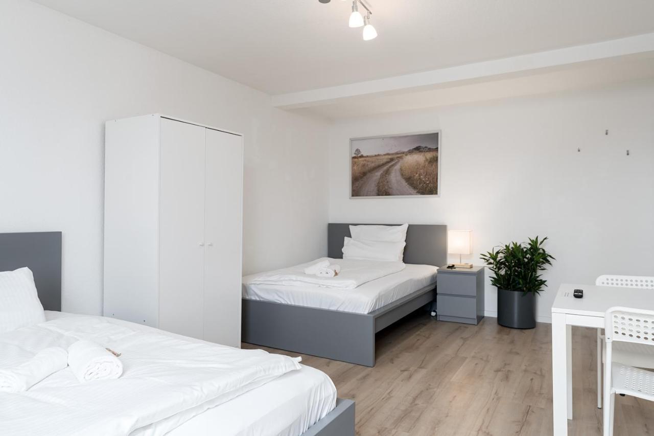 Einfach Aber Sehr Komfortabel - Wohnung Fuer 6 Personen - 2Xwc - Grupen, Messe, Monteure, Studenten - Voll Ausgestattet - 6 Betten 140X200Cm Hochwertig, 3 Smart-Tv 55 Zoll Netflix, 1000 Mbit Wlan, Voll Ausgestattete Kueche Duisburgo Exterior foto