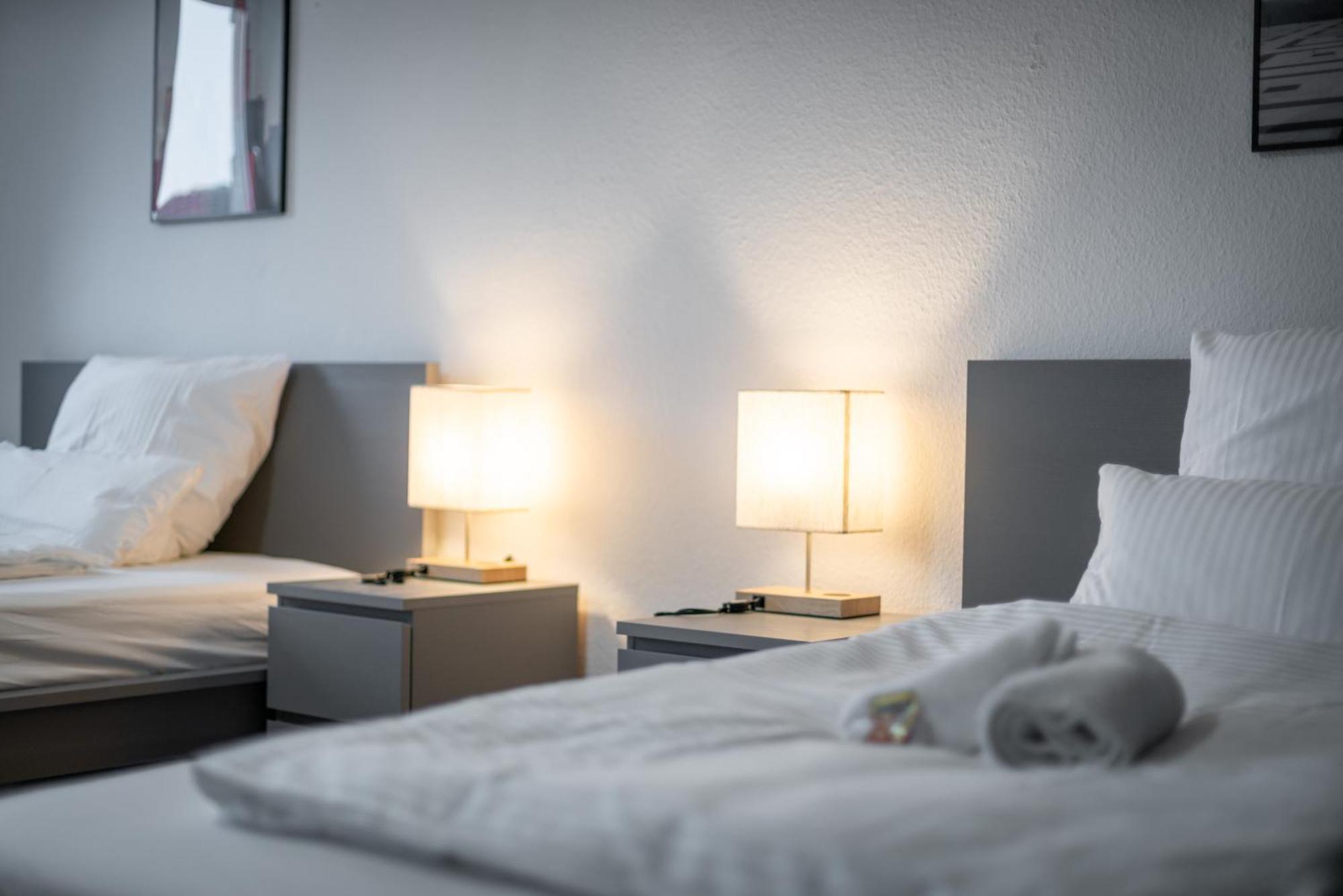 Einfach Aber Sehr Komfortabel - Wohnung Fuer 6 Personen - 2Xwc - Grupen, Messe, Monteure, Studenten - Voll Ausgestattet - 6 Betten 140X200Cm Hochwertig, 3 Smart-Tv 55 Zoll Netflix, 1000 Mbit Wlan, Voll Ausgestattete Kueche Duisburgo Exterior foto